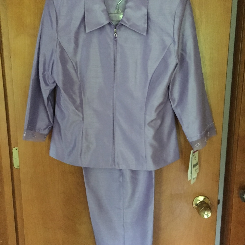 🛍 NWT: Lilac Capri pant suit